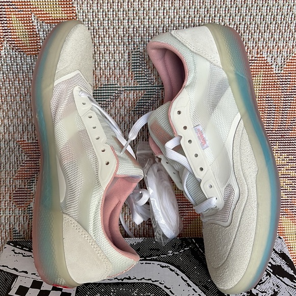 Vans WMNS Ave
White/Powder Pink
VN0A5JIB890
Sneakers - Picture 11 of 16